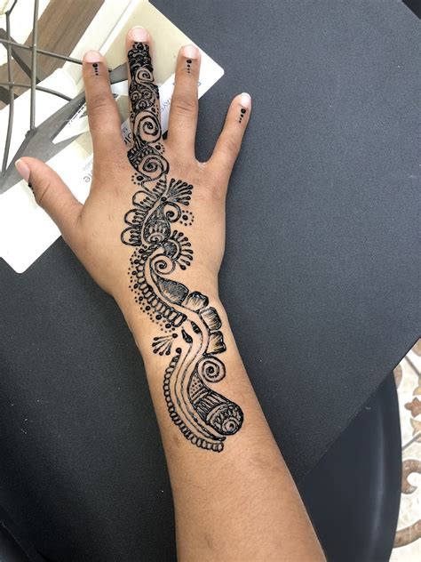 Heena salon - Henna is a plant that has been used as a treatment for thousands of years to promote hair growth, increase shine, thickness, strengthens & colours grey hair without the use of peroxides, ammonia, bleach or PPD.